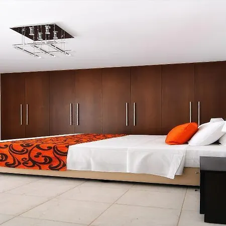 Oniros By Prestige Bookings * بييا
